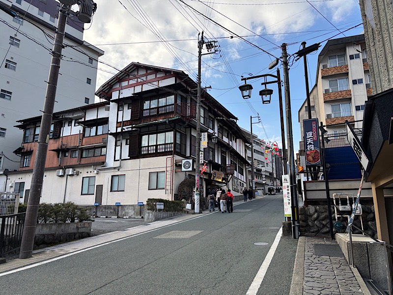 【4月募集】伝統とぬくもりが息づく宿で、フロントスタッフ募集!